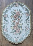CENTRU DE MASA VINTAGE CU MODEL CENTRAL DIN CHENILLE FLORAL ȘI MARGINE LUREX FIN