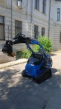 Mini Buldoexcavator cu Multiple Accesorii - Disponibil Imediat