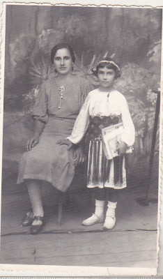 bnk foto Portret de fata in costum popular cu mama - 1937 foto