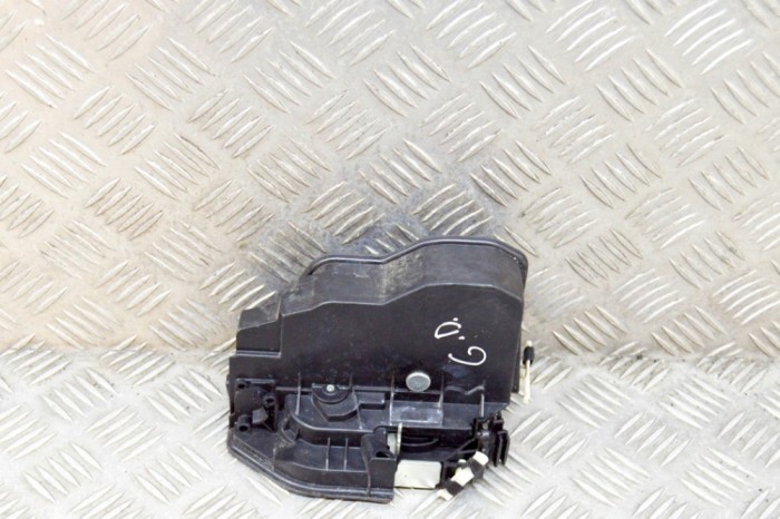&Icirc;ncuietoare ușă dreapta spate BMW 3 F30, F80 2015 OEM: 7202148 15483691