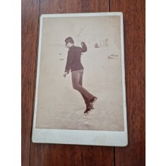 Fotografie barbat pe patinoar