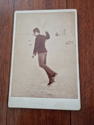 Fotografie barbat pe patinoar foto