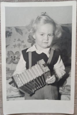 Copil cu acordeon de jucarie// foto tip CP foto