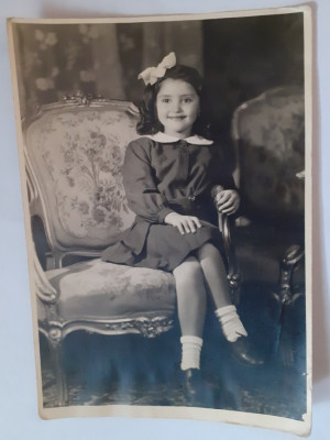 Fotografie dimensiune 12/17 cm cu fetiță din București &amp;icirc;n 1946 foto