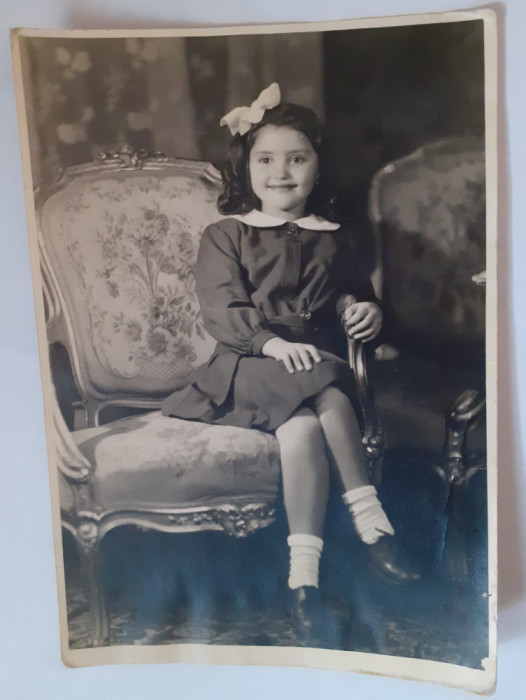 Fotografie dimensiune 12/17 cm cu fetiță din București &icirc;n 1946
