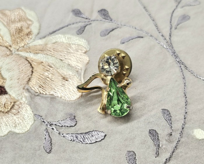 BROSA - PIN, MODEL INGER CU DECOR CRISTALE