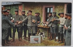 OFITER GERMAN IMPARTIND ALIMENTE SOLDATILOR , PRIMUL RAZBOI MONDIAL , CARTE POSTALA foto