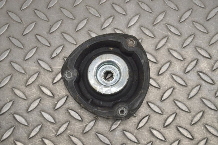 Suport amortizor st&acirc;nga față AUDI A3 Limousine 8VS, 8VM 2016 OEM: 5Q0412331D 18130381