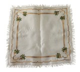 FATA DE MASA VINTAGE DIN V&Acirc;SCOZĂ CU MODEL CUSUT MANUAL &Icirc;N CRUCIULIȚE