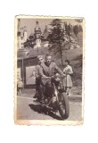 Poza mica cuplu pe motocicleta la castelul Peles