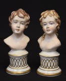 Pereche de busturi din portelan Capodimonte / portelan biscuit cu soclu glazurat