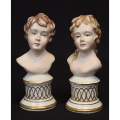 Pereche de busturi din portelan Capodimonte / portelan biscuit cu soclu glazurat
