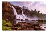 Tablou Canvas, "Cascada &icirc;n amurgul tropical liniștit", Cascadă, Rocă, Vegetație, Apă, Cer, Nor, Verdeață, Spumă, Ecosistem, Natură, 39 x 26 cm, CMCLAS