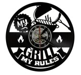 Ceas de Perete Decorativ &ldquo;King of the Grill&rdquo;, din Disc Vinil Reciclat, Design BBQ și Grătar, Negru, Mecanism Silențios (Sweep), 30 cm