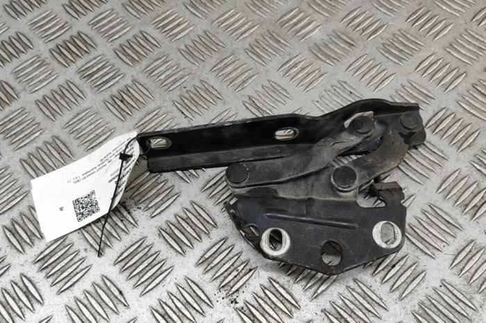 Balama capota dreapta față VW PASSAT Variant B7 365 2014 OEM: 3AA823302 30781642