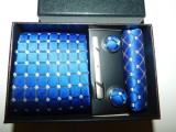Set nou foarte elegant, cravatam butoni, batista si ac cravata