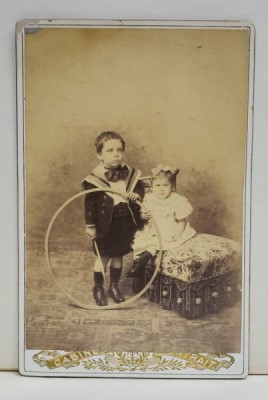 FOTOGRAF NECUNOSCUT , BAIETEL CU FETITA , CU CERCUL , IN STUDIO , FOTOGRAFIE TIP CABINET , SFARSITUL SEC. XIX foto