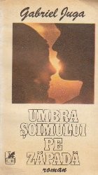 Umbra soimului pe zapada foto