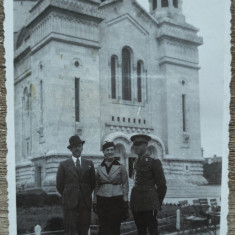 Militar roman in fata Catedralei Arhiepiscopiei Ortodoxe din Cluj, anii '30