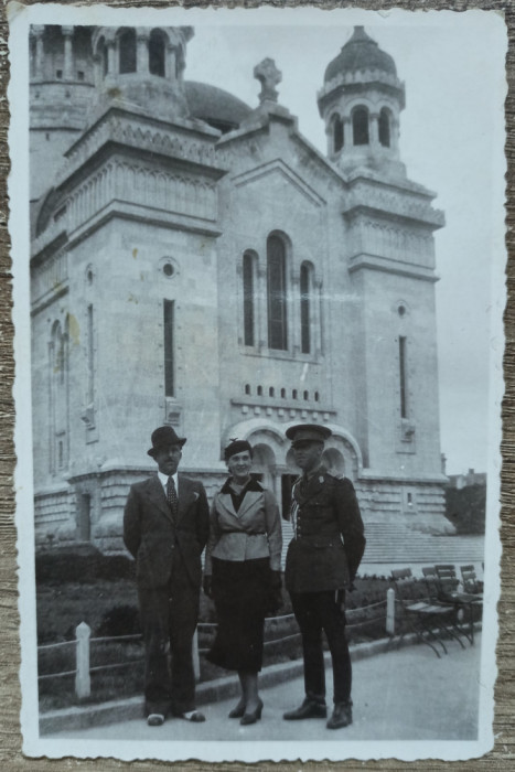 Militar roman in fata Catedralei Arhiepiscopiei Ortodoxe din Cluj, anii &#039;30