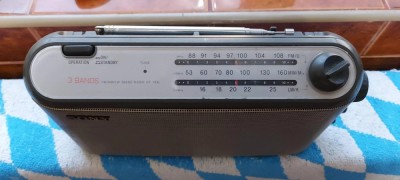 RADIO SONY ICF -703L , FUNCTIONEAZA , NU ARE CAPAC LA BATERII ! foto