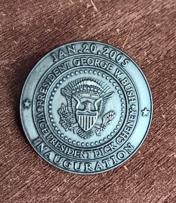 QW9 N7 71 - Insigna tematica istorie presedintele George W Bush - America 2005 foto