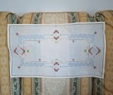 Mileu/ Centru de masa din bumbac cu broderie manuala florala in cruciulite