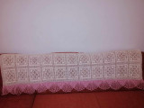 Perdea ingusta decor geam crosetat crosetata manual roz cu alb 1.80 m x 56 cm