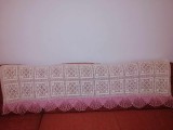 Perdea ingusta decor geam crosetat crosetata manual roz cu alb 1.80 m x 56 cm