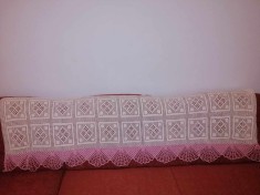 Perdea lunga de coridor balcon ingusta decor geam crosetat crosetata manual roz cu alb 1.8 m x 56 cm foto