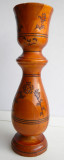 Vaza vintage de 27 cm, lemn pirogravat si lacuit, arta mestesugareasca anii 60