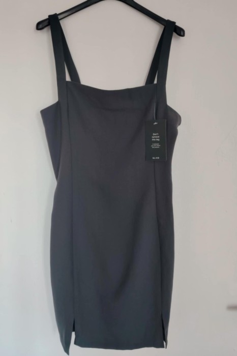 Rochie-Sarafan Gri NA-KD &bull; Elegantă, Versatilă si cu Atitudine