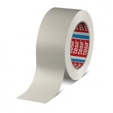 Banda sigilare carton Tesa 4713, hartie creponata, adeziv cauciuc natural, certificare FSC, alba, uz general, aplicare manuala/automata