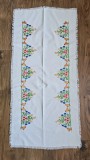 CENTRU DE MASA VINTAGE DIN MATERIAL TEXTIL SINTETIC CU MODEL BRODERIE MECANIZATA