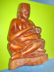 8399-Africa- Statuieta Femeie alaptand lemn palisandru masiv. Stare foarte buna. foto
