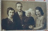 Fotografie tip carte postala, necirculata, familie, 1945