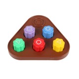 Cumpara ieftin Joc Gonggi maro 7.8 x 7.8 cm cu baza triunghiulara si 5 piese multicolore