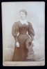 TANARA POZAND IN STUDIO , LANGA UN SCAUN ORNAMENTAT , PHOTO DU GLOBE , PARIS , FOTOGRAFIE PE HARTIE LUCIOASA , LIPITA PE CARTON , CCA .1900