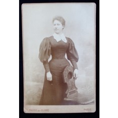 TANARA POZAND IN STUDIO , LANGA UN SCAUN ORNAMENTAT , PHOTO DU GLOBE , PARIS , FOTOGRAFIE PE HARTIE LUCIOASA , LIPITA PE CARTON , CCA .1900