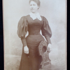 TANARA POZAND IN STUDIO , LANGA UN SCAUN ORNAMENTAT , PHOTO DU GLOBE , PARIS , FOTOGRAFIE PE HARTIE LUCIOASA , LIPITA PE CARTON , CCA .1900