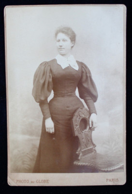 TANARA POZAND IN STUDIO , LANGA UN SCAUN ORNAMENTAT , PHOTO DU GLOBE , PARIS , FOTOGRAFIE PE HARTIE LUCIOASA , LIPITA PE CARTON , CCA .1900 foto