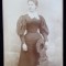 TANARA POZAND IN STUDIO , LANGA UN SCAUN ORNAMENTAT , PHOTO DU GLOBE , PARIS , FOTOGRAFIE PE HARTIE LUCIOASA , LIPITA PE CARTON , CCA .1900