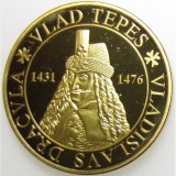 Medalie de Colec?ie &bdquo;Vlad ?epe? &ndash; Voievodul Drept??ii&rdquo; &ndash; 40mm, Aurie &icirc;n Capsul? de Acryl