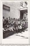 Bnk foto Ploiesti - Elevi la intrarea in Scoala nr 7 Nucilor anii `80, Alb-Negru, Romania de la 1950, Cladiri