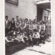 bnk foto Ploiesti - Elevi la intrarea in Scoala nr 7 Nucilor anii `80