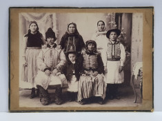 FAMILIE DE TARANI DIN MOLDOVA , POZAND IN STUDIO , FOTOGRAFIE MONOCROMA, PE HARTIE MATA , CU PASPARTU DIN CARTON , CCA . 1900 foto