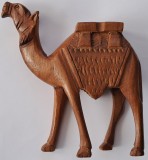 Figurină din lemn &icirc;n formă de cămilă - Artă populară sculptată manual