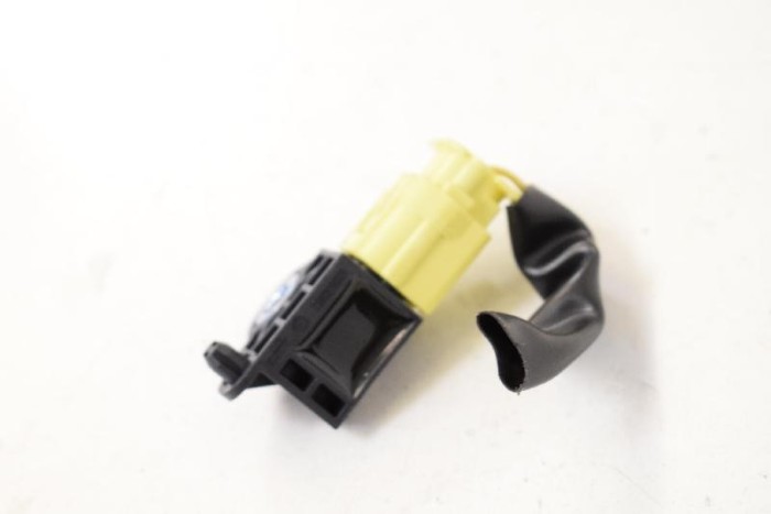 Senzor de impact dreapta spate NISSAN X-TRAIL T32_ 2017 OEM: 988303RA0A 10638292