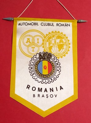 Fanion Auto - ACR BRASOV-AUTOMOBIL CLUBUL ROMAN (RSR)-bara de sustinere este rupta pe la jumatate foto