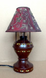 Lampa vintage din lemn pictat manual, veioza functionala, ornamente tip ochi